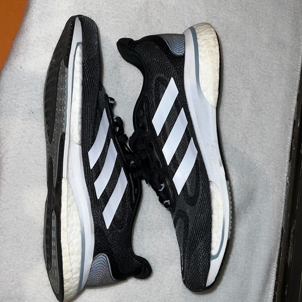 Lightly worn Adidas Runners size 9.5